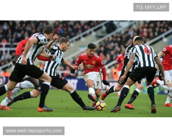 中场球员进行“转身传球”专项练习，拨开防线成为主题